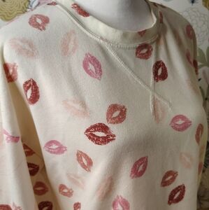 Grayson Threads Cream Sweatshirt Style Sleep shirt with Pink and Red Lip Print M